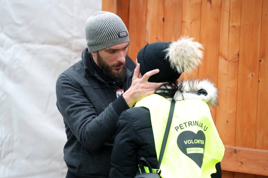 Petrinja: Mladić pružio podršku uplakanoj djevojci koja volontira u snaciji potresom uništenog grada