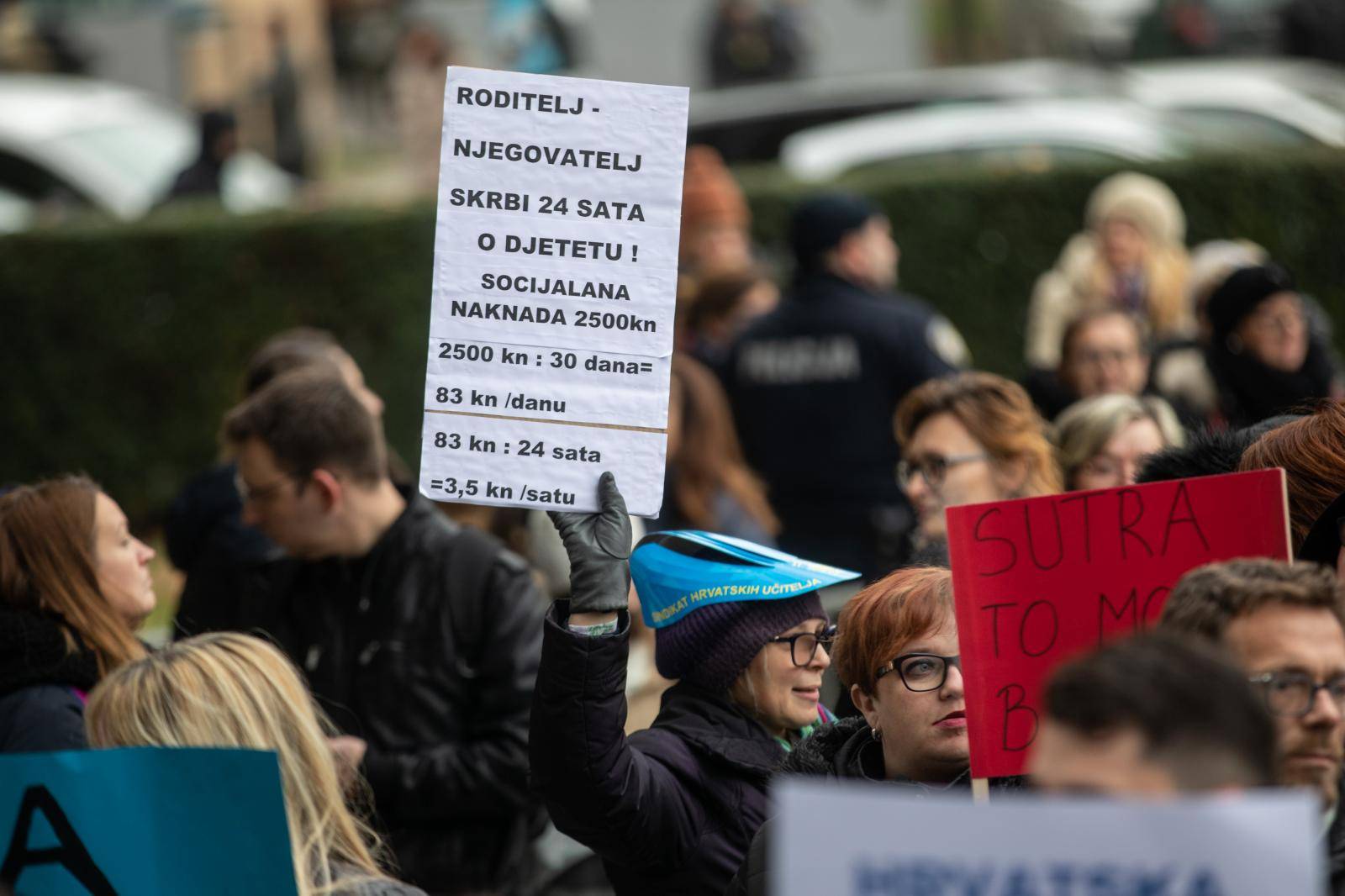 Zagreb: Prosvjed roditelja njegovatelja ispred Ministarstva za demografiju