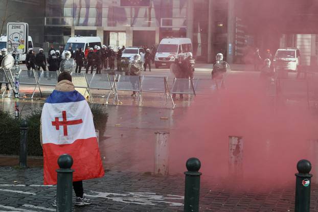 Farmers rally in a large-scale protest in Brussels as leaders meet in EU summit