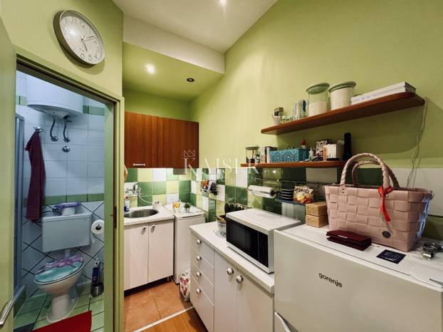 FOTO U Opatiji 13 kvadrata u suterenu prodaju za 129.000 €! Krevet je u kuhinji, a tu je i wc