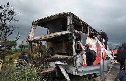 Bus planuo i zabio se u ogradu: Poginulo najmanje 26 putnika