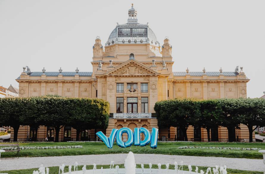 U pet hrvatskih gradova preko noći osvanuli intrigantni grafiti na pločniku i mega baloni