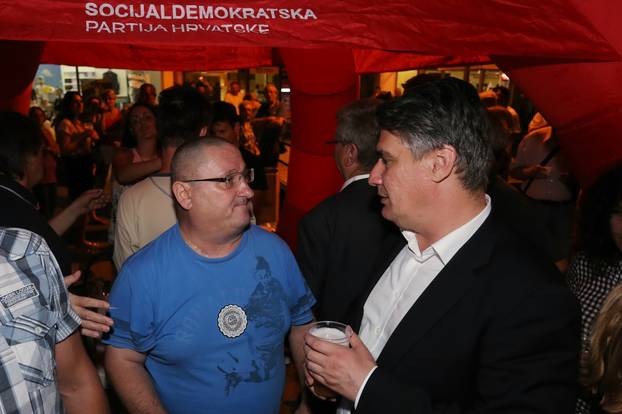 Zagreb: ?elnici Narodna koalicije družili se s gra?anima na platou Mamutice