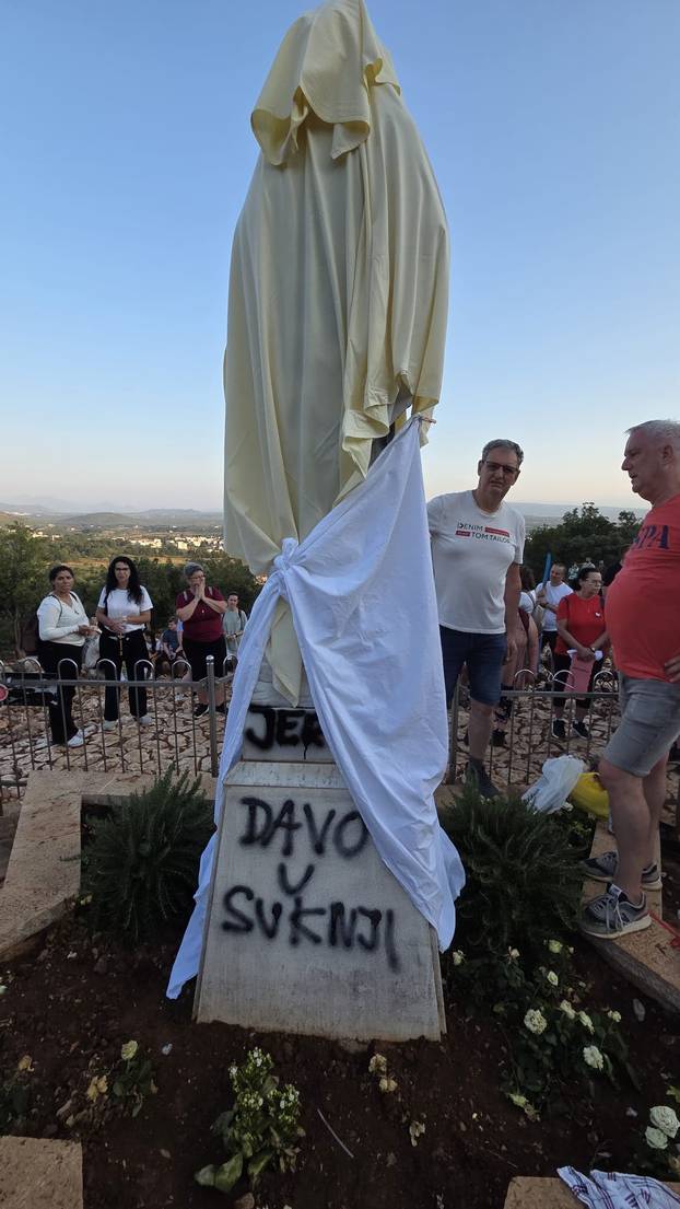 FOTO Pogledajte kako je vandal zapalio oltar i uništio kipove Gospe u Međugorju...