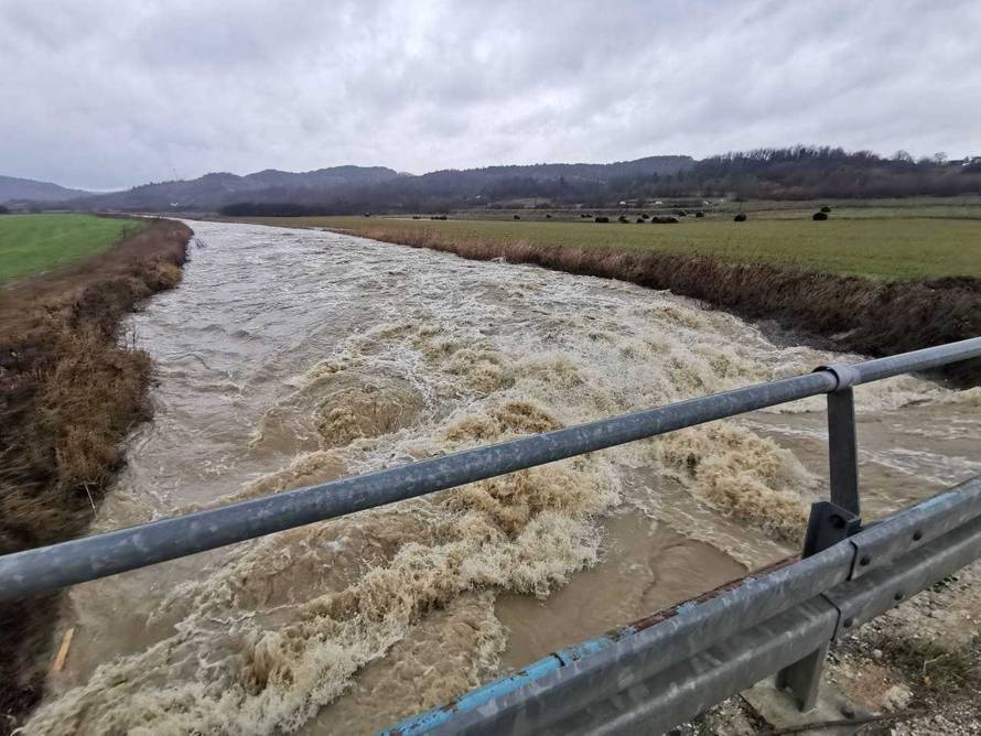Tuča je pogodila Jadran: 'Aute smo morali izvlačiti bagerima'
