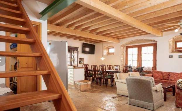 FOTO Rijetka prilika! Kamena kuća u srcu Starog Grada Hvara interijerom oduzima dah