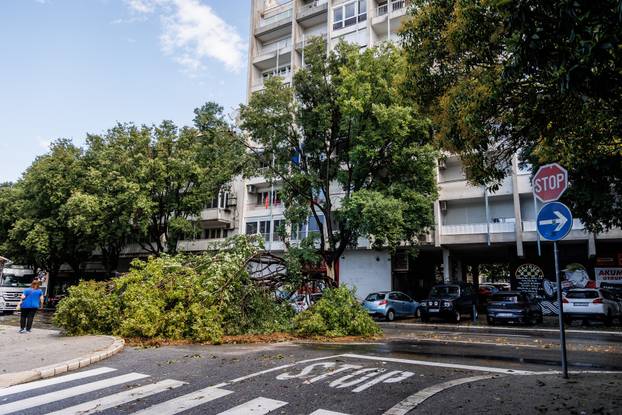 Nevrijeme poharalo Split, vatrogasci imaju pune ruke posla