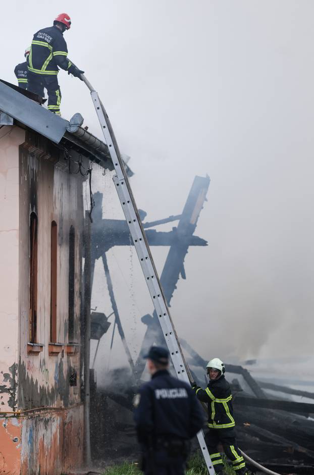 Gore barake uz prugu u Osijeku