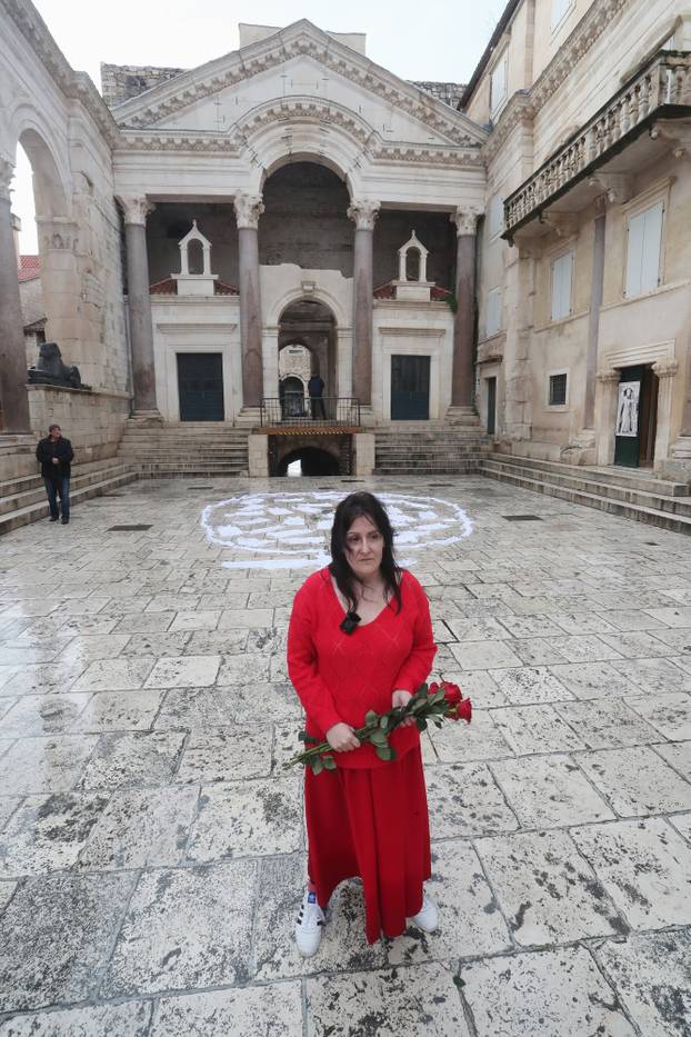 Split: Ana Fridrih Lekić među moliteljima na Peristilu izvela svoj performans
