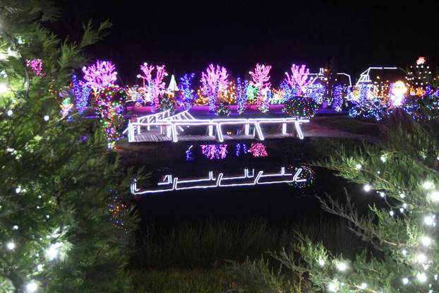 Grabovnica: Započela božićna čarolija svjetla obitelji Salaj