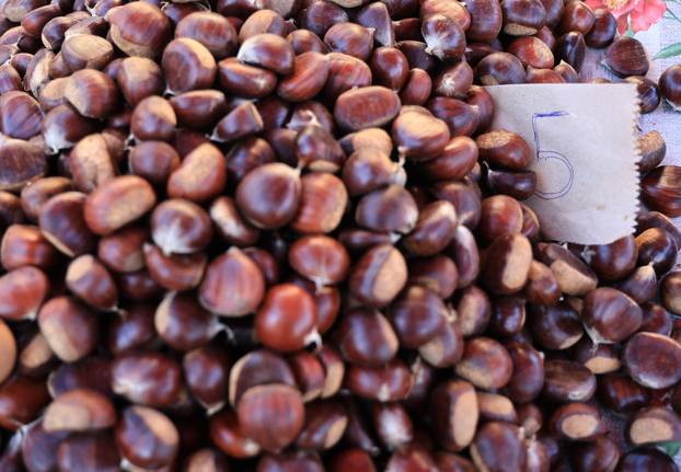 Zagreb: Na Dolac stigli prvi ovogodišnji kesteni, cijene su od 5 do 7 eura