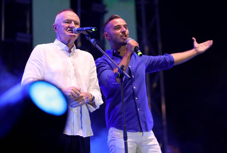 Koncert "Imotski ne zaboravi" na kojem nastupaju Bulić, Zečić i Thompson