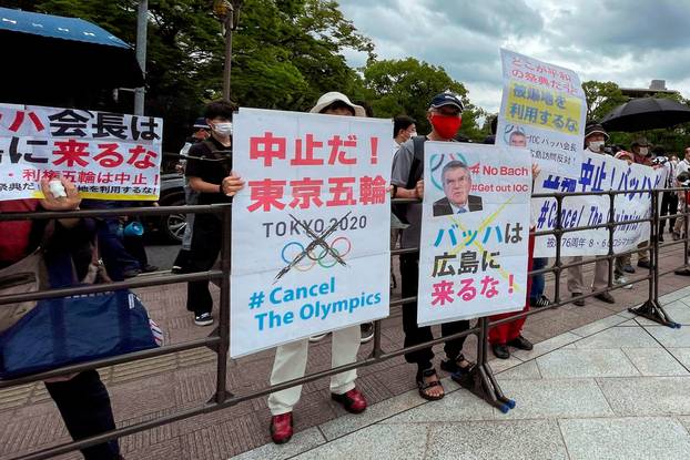 IOC President Bach visits Hiroshima