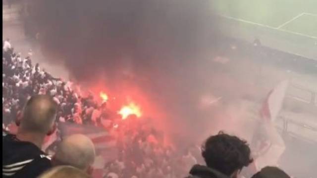 VIDEO Ajax slavio u Klassiekeru, domaći navijači zapalili tribinu