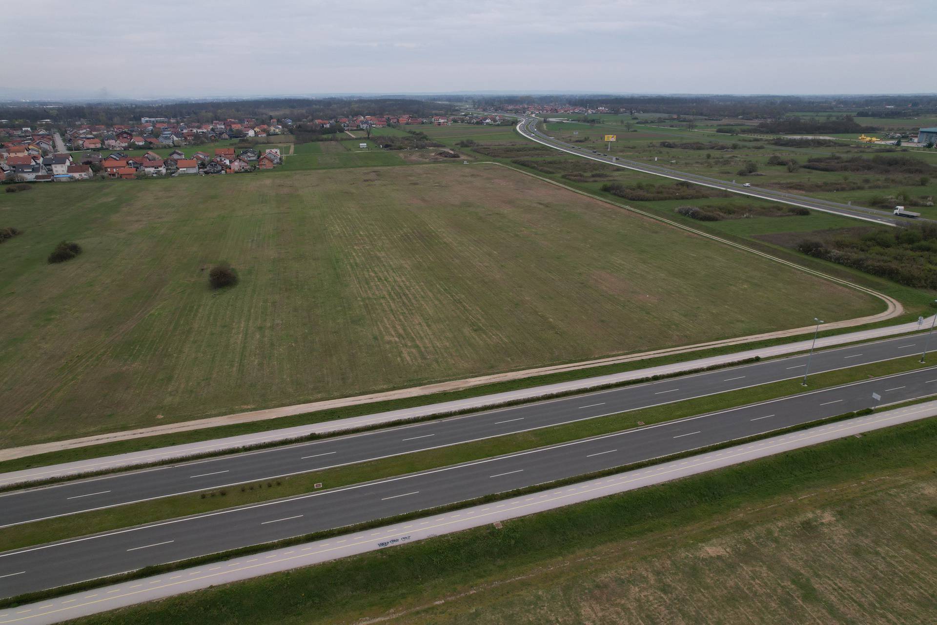 Pogled iz zraka na zemljište gdje se planira gradnja nogometnog kampa HNS-a