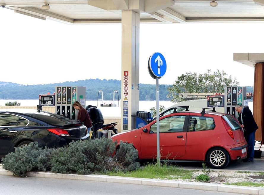 Šibenik: Po?ele su gužve na benzinskim postajama uo?i najavljenog poskupljenja goriva