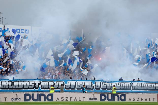 Osijek: Vesela atmosfera na Gradskom vrtu prije po?etka utakmice izme?u Osijeka i Rijeke