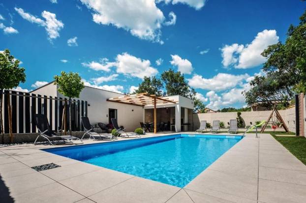 FOTO Ovo je vila za najam od čije vas cijene neće boljeti glava: Ima bazen i lijepu terasu