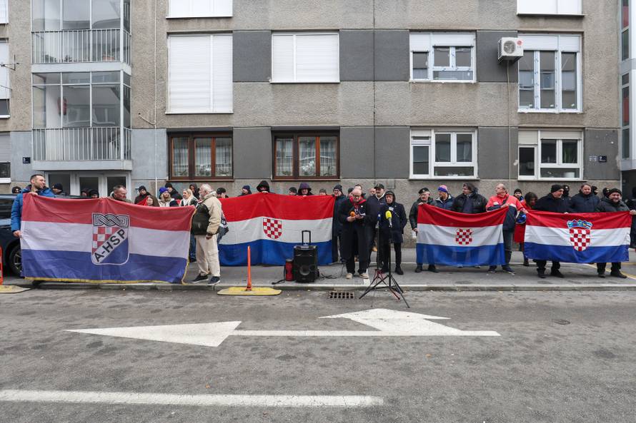 Prosvjednici  su stigli pred stan Tomislava Tomaševića i najavili  da će pjevati Thompsonove pjesme 