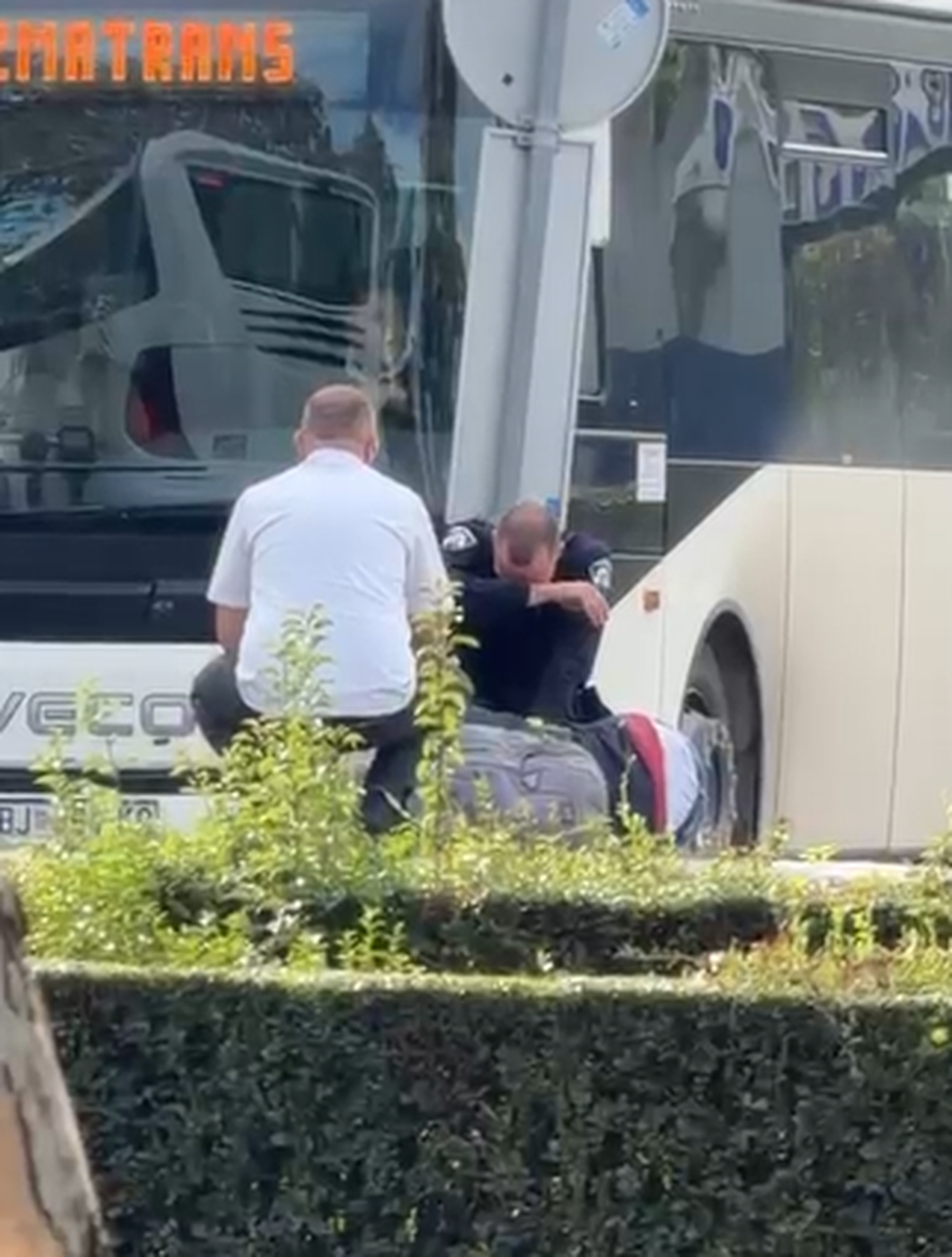 VIDEO Drama u Zagrebu: Klečao pred busom pa napao policajca: 'Pošpricao ga je suzavcem!'