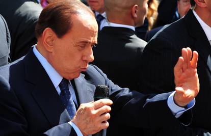 Svi nagađaju, on demantira: Daje li Berlusconi ostavku?