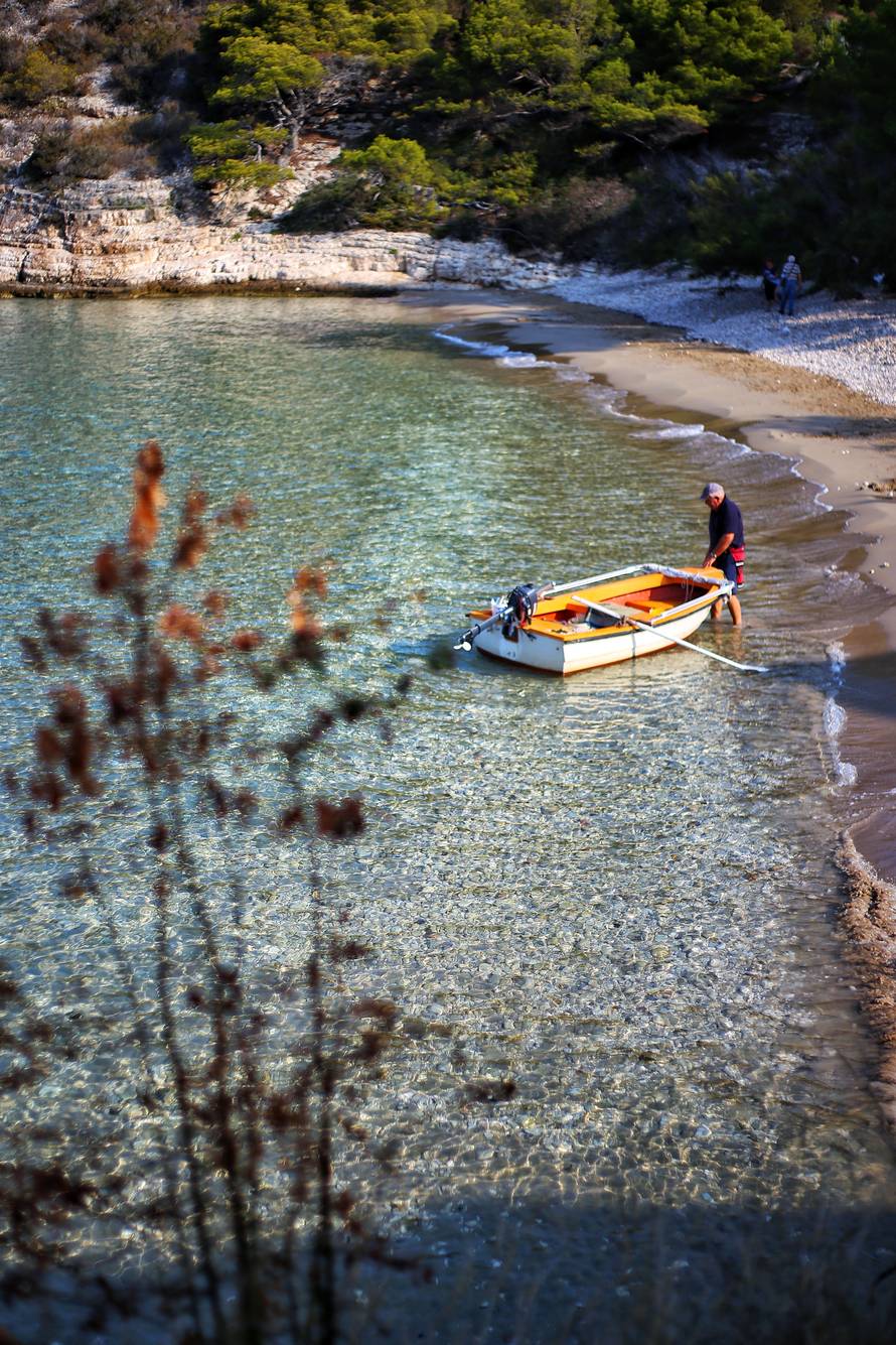 Biševo ima 11 stanovnika. Jedan od njih besplatno ugošćuje ljude na otoku. Bili smo i mi, super je!