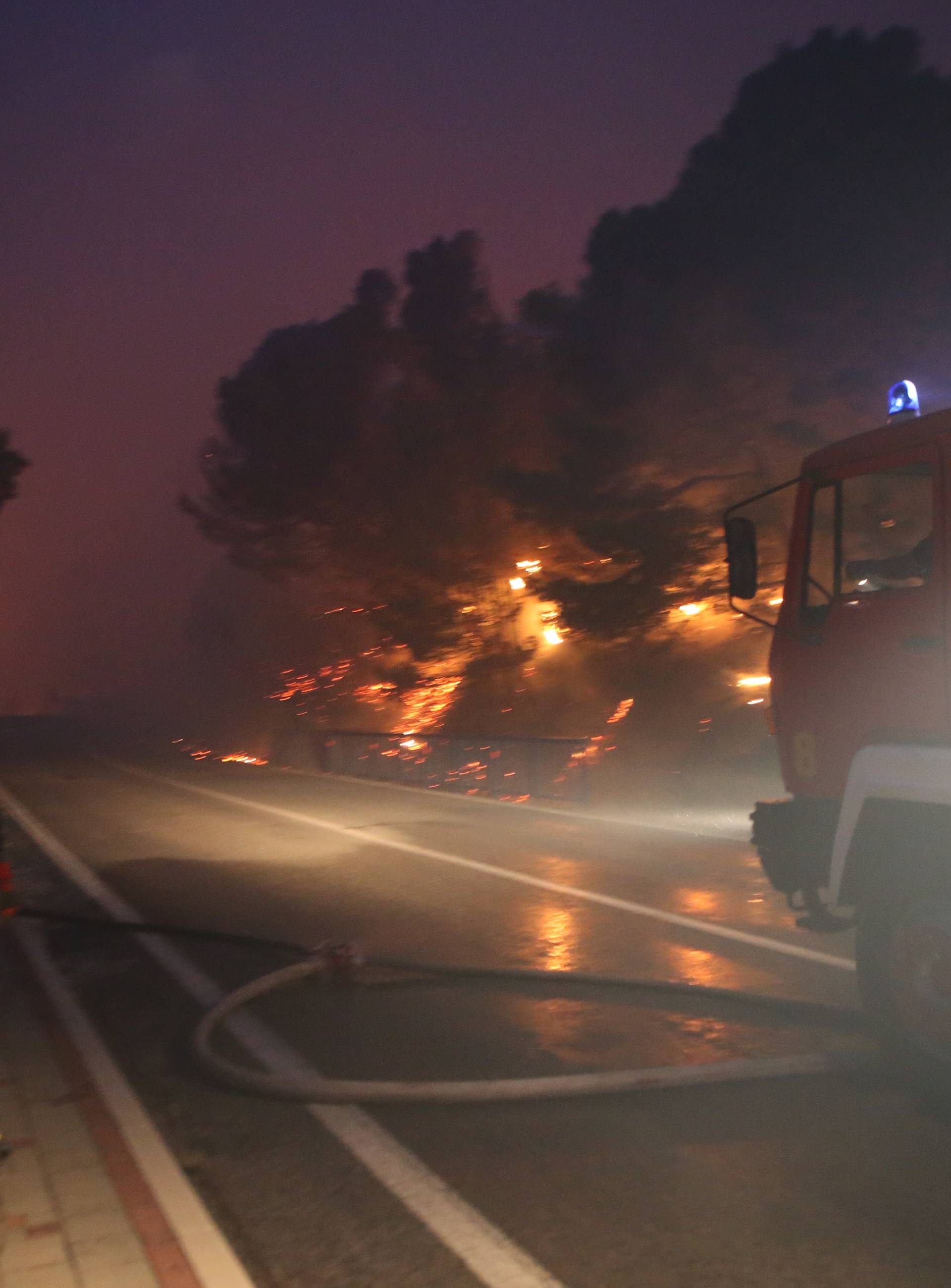 Kanader pomaže u gašenju, u Makarsku stiže i 150 vojnika