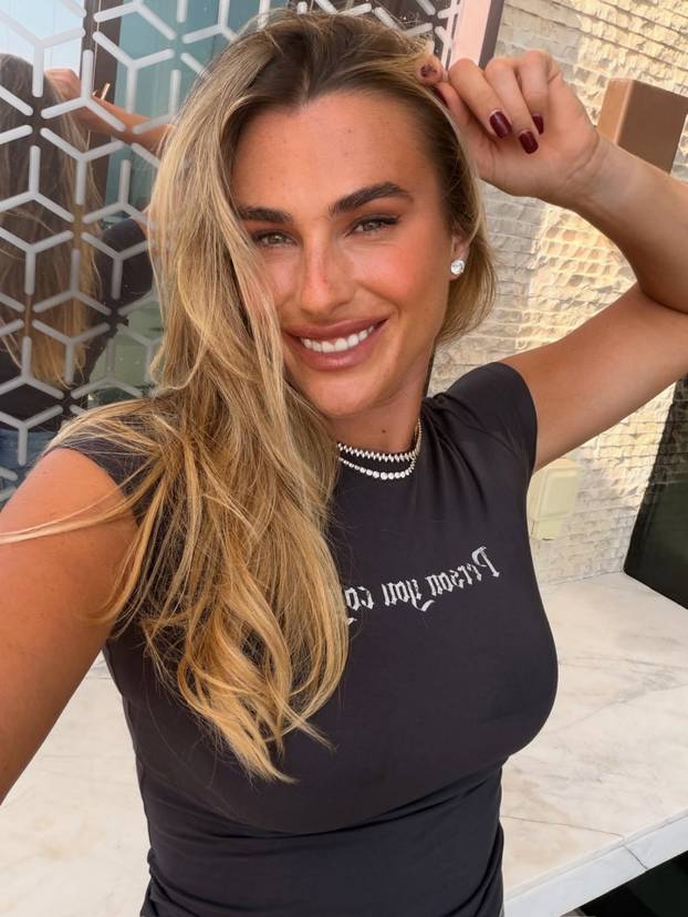 FOTO Najzgodnija tenisačica istaknula obline u uskoj majici