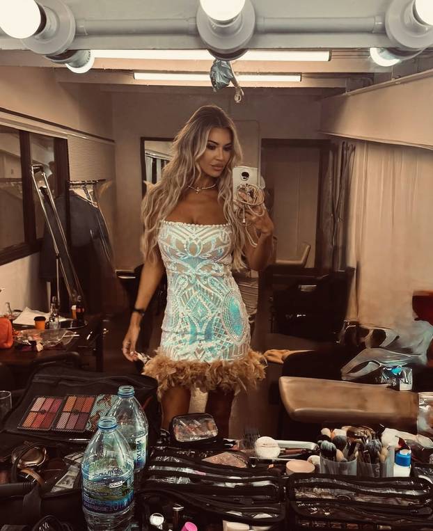 FOTO Slavna dama obuzdavala je dekolte, ali popustio je: 'Nitko je nije gledao u oči...'