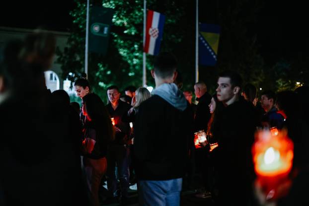 Mostar: Građani zapalili svijeće za tragično preminulu obitelj Krstić