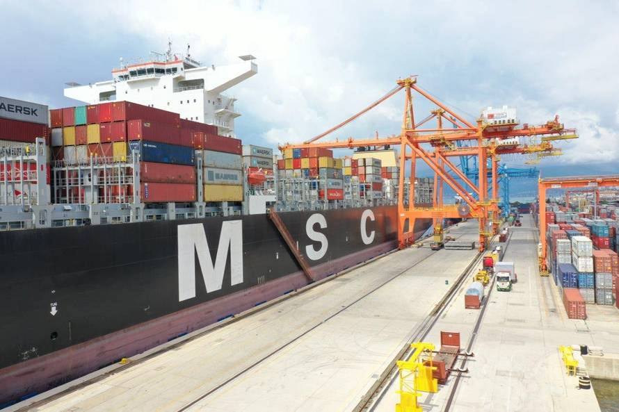 Brodom iz Kine stiglo oko 214 tona naočala i zaštitnih odijela vrijednih 10,8 milijuna dolara