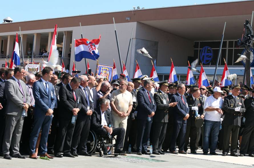 Proslava u Kninu:  Blokirali ulicu i pjevali ustaške pjesme