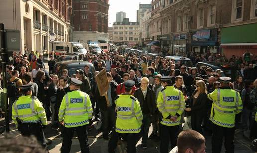 Krvavi London: Policajca prosvjednik tukao šipkom  