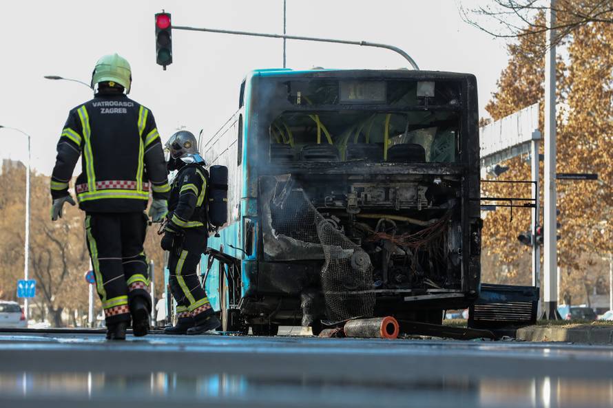 Zagreb: Vatrogasci ugasili poÅ¾ar na autobusu ZET-a na izlasku iz naselja Dugave