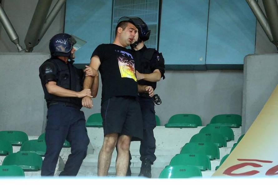 Frka u dvorani: Zadrani palili zastave i tukli se s policijom