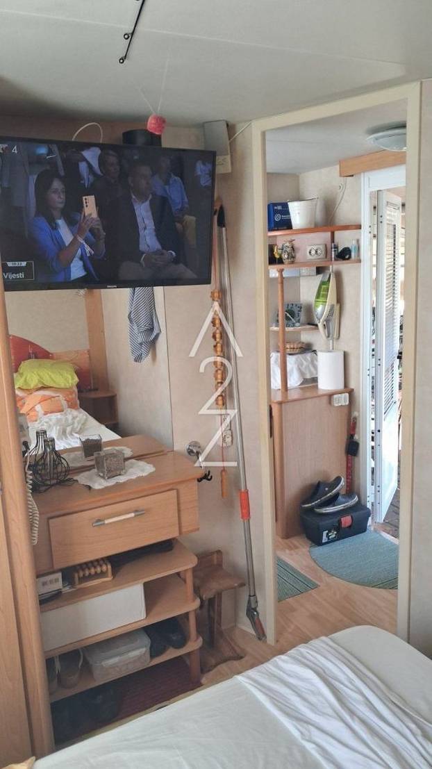 FOTO U Novalji prodaju kućicu od 30 m2 za 12.000 €! Mobilna je: 3 su hladnjaka i ova oprema