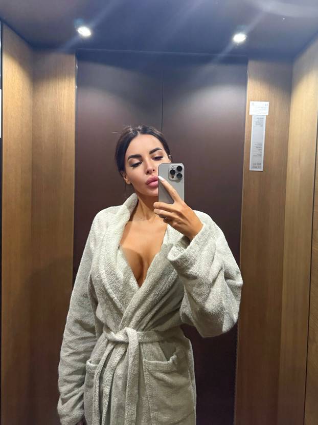 FOTO Tko je bujna TV voditeljica koja se fotkala gola? Šuškalo se da je imala aferu s legendom