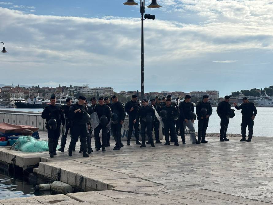 FOTO Gotov prosvjed na Rivi: Torcidaši su došli pred zgradu suda i urlali 'Za dom spremni'
