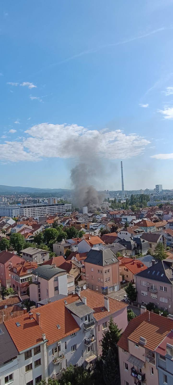 VIDEO Gusti dim u Zagrebu, gori tiskara na Trešnjevci: 'Vidio sam samo dim i vatrogasce'