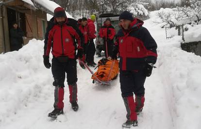 Probijali se kroz snijeg: Spasili ženu koja je pala i slomila kuk