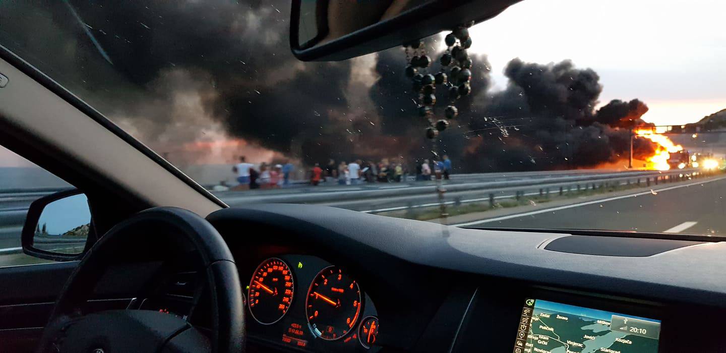 Gorio autobus na autocesti A1: 'Bilo je strašno, eksplodiralo je'