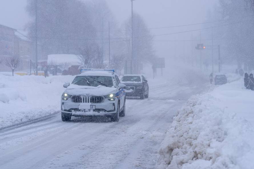 Korenica: Jako snježno nevrijeme stvorilo velike probleme u prometu