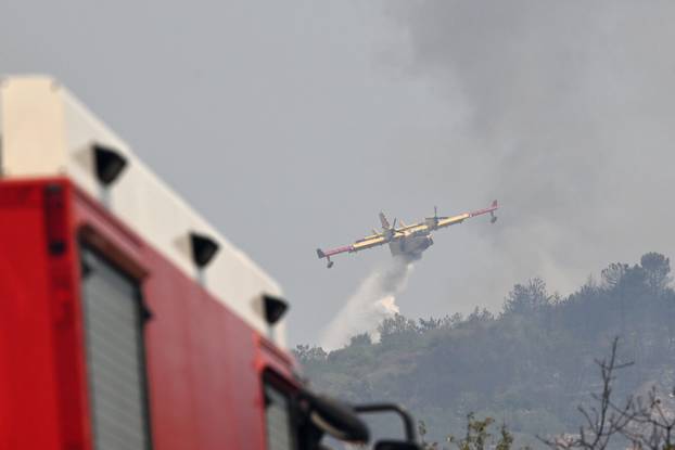 FOTO Kanaderi cijeli dan u akciji: Pogledajte kako gase požare diljem Dalmacije
