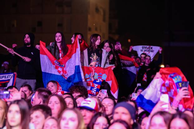 Zadar: Livaković i Erlić na bini u društvu Mladena Grdovića pjevali okupljenima