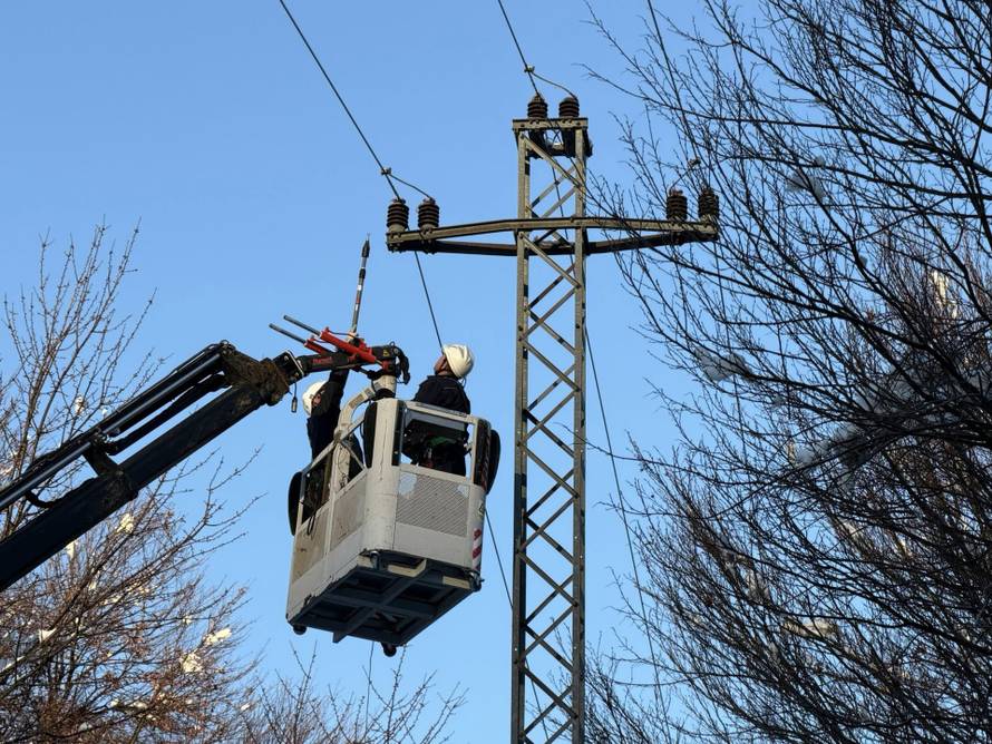 Na sjeveru Hrvatske 4. dan su bez struje! 'Smrzavamo se! Sve iz frižidera se kvari, smrdi...'