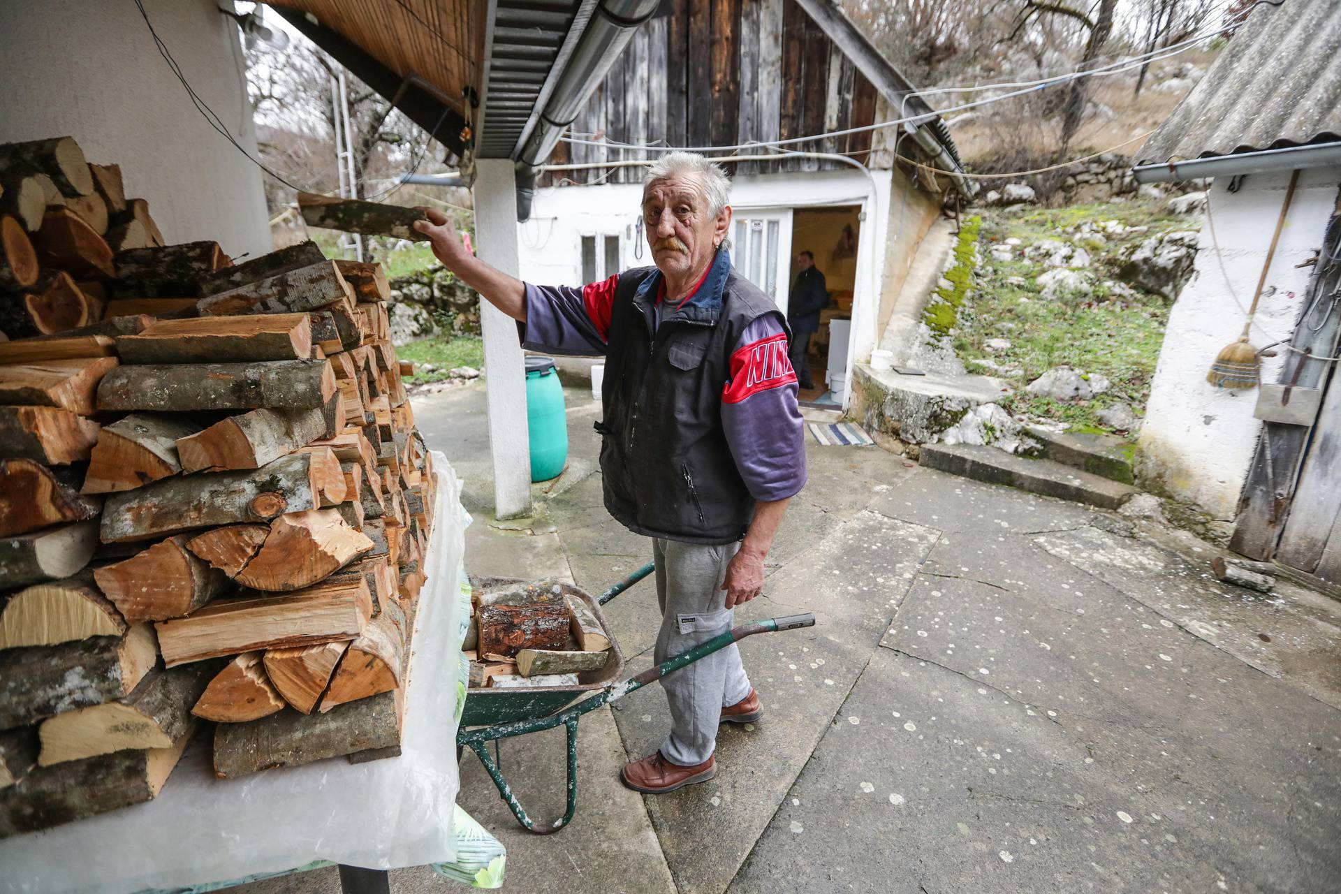 Selo bez djece, dućana, vode: 'Teško je u samoći. Ni Božić nije sreća. Sutra bih otišao da mogu'