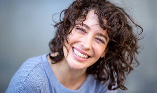 FOTO 20 frizura za tanku kosu koje dodaju volumen i pokret