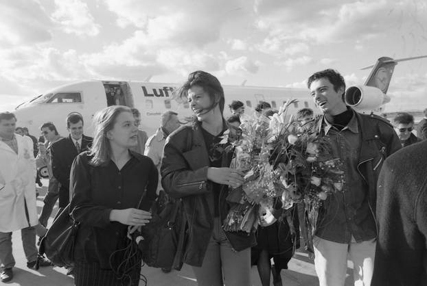 Zagreb: Povratak Anice Kovač s izbora za Miss svijeta gdje je okrunjena prvom pratiljom, 20.11.1995.