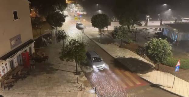 FOTO UŽASA Oluja razorila dio benzinske u Umagu, padao led! Ulice su bile skroz poplavljene