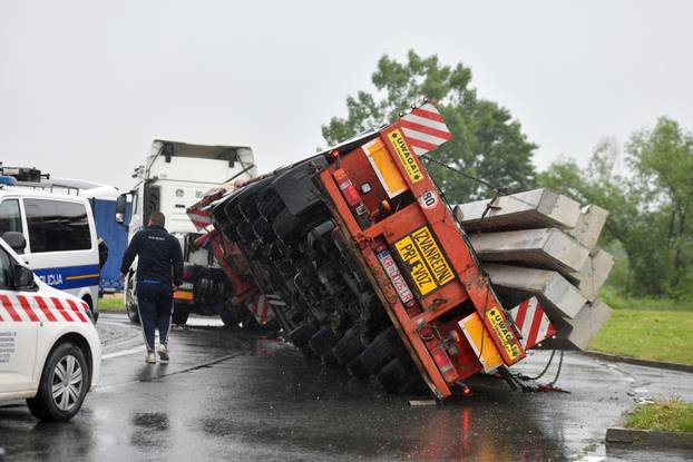 Kamion se prevrnuo na kružnom toku u Nedelišću